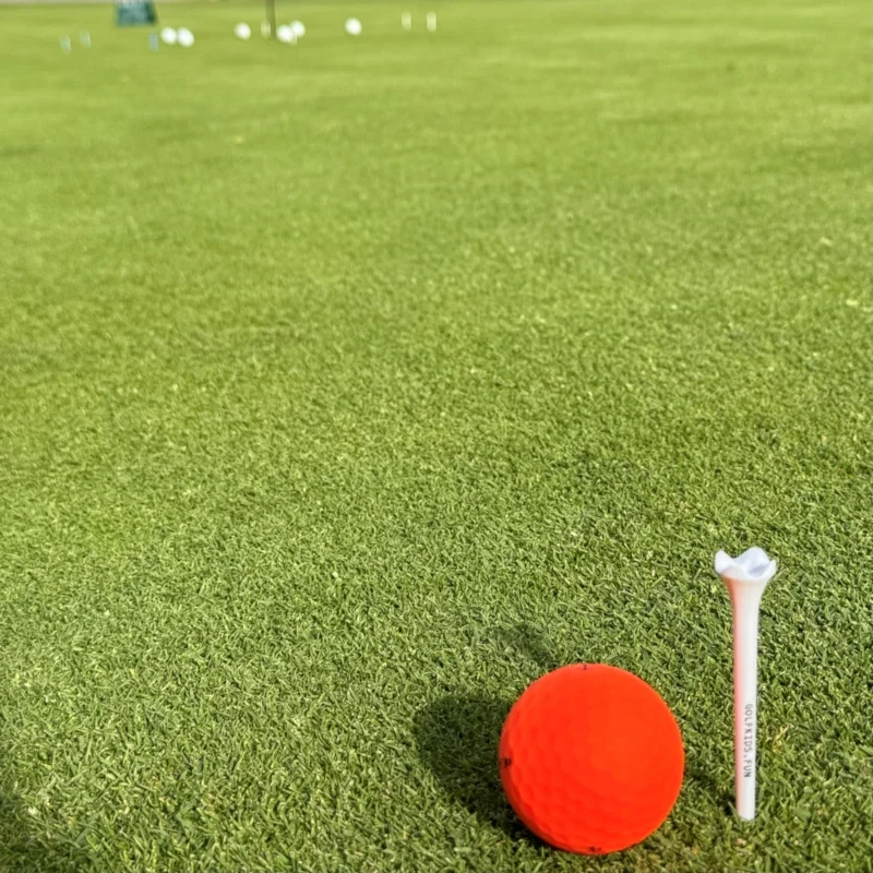 Ein Tee markiert den Punkt, von dem die Putts starten