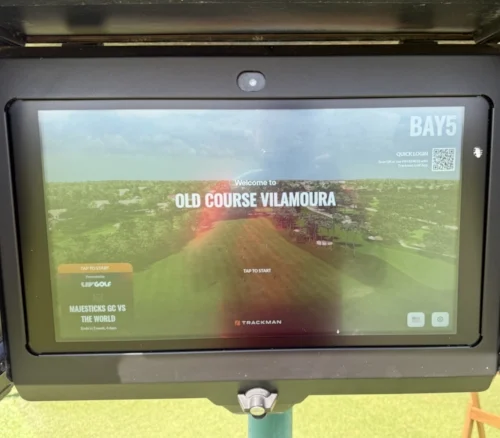 Monitor und GPS in einem Golfcart geben hilfreiche Informationen