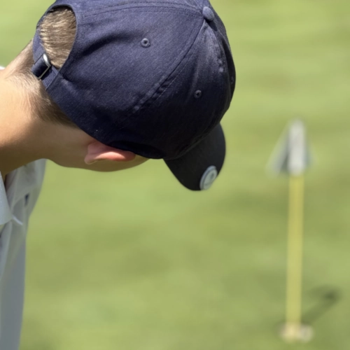 Kopf über dem Ball, Blick zur Lochfahne, so erfühlst du die richtige Puttdistanz