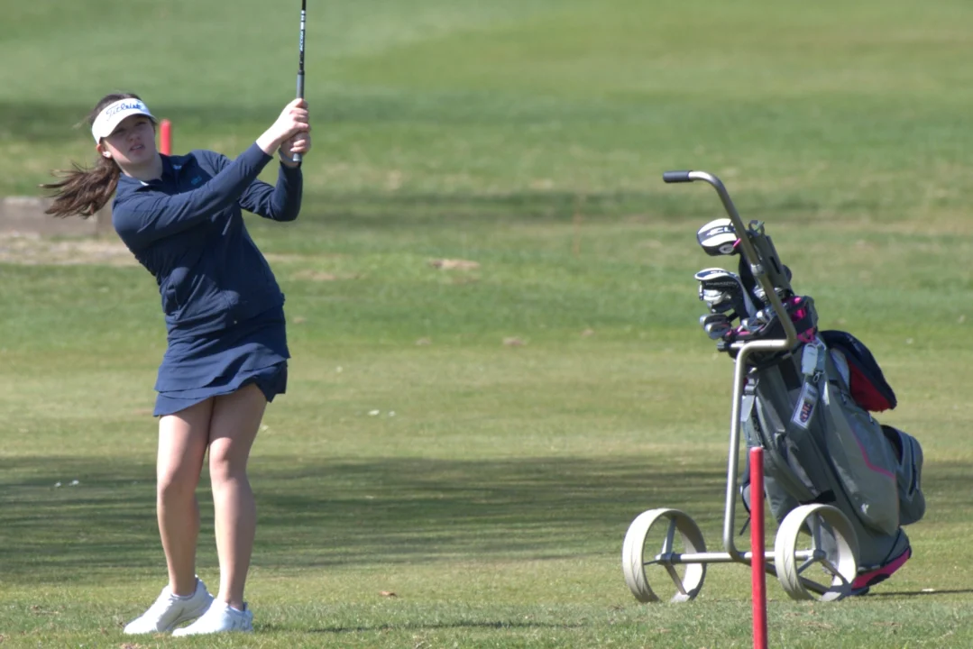 Lilly Wölflick bei einem Annäherungsschlag im Licher Golfclub 2025 | Bild: Jan-Felix Schlesies