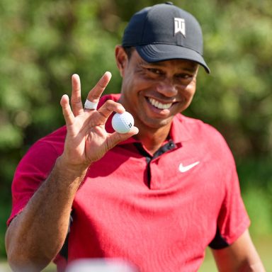 Golfstar Tiger Woods mit einem Bridgestone Golfball | Bild: CAICON