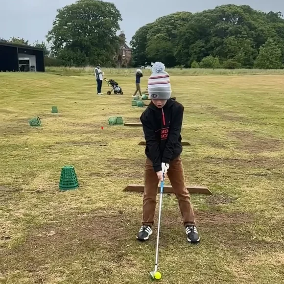 Elias beim Einschlagen auf der Driving Range bei wechselhaftem Wetter mit viel Wind | Bild: Privat