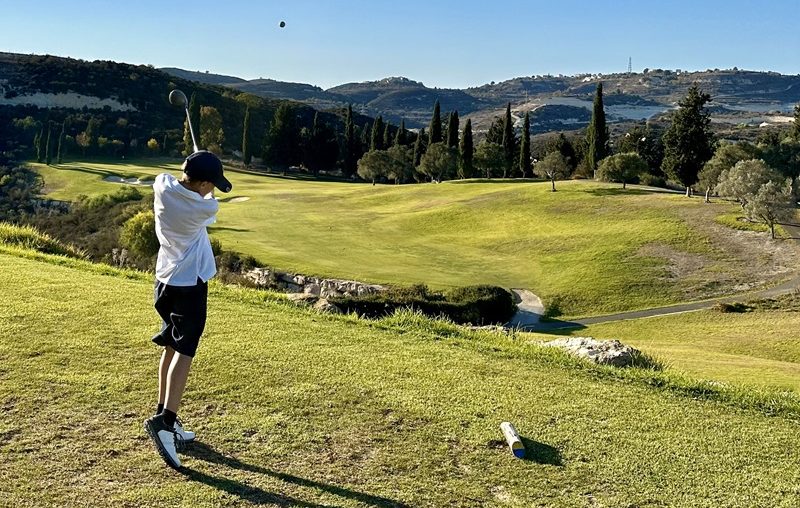 GOLFKIDS.FUN Themenwelt Golf für Kinder und Jugendgolf | Junges Golftalent beim Abschlag im Minthis Golf Club in Zypern