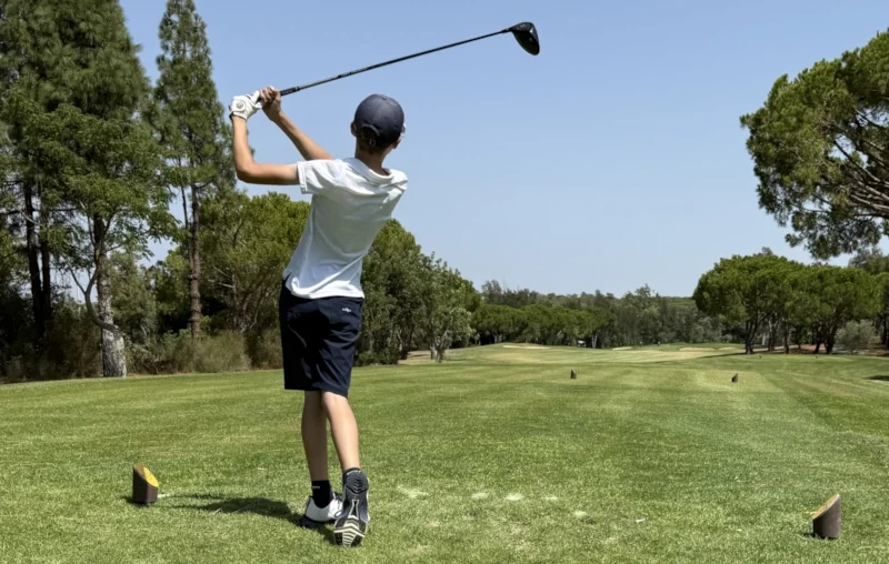 GOLFKIDS.FUN Themenwelt Golf für Kinder und Jugendgolf | Junges Golftalent am Abschlag mit Rangefinder im El Paraiso Golf Club in Spanien