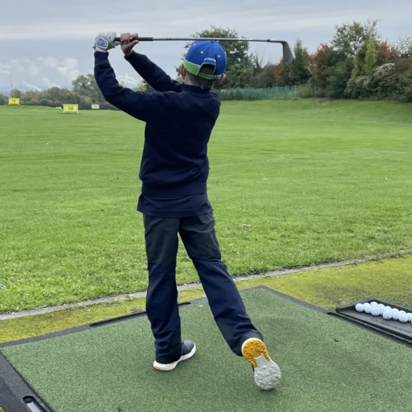 Es macht Spaß mit anderen Golfkids Bälle zu schlagen, wie hier bei einem Ferien-Golfcamp für Kinder und Jugendliche