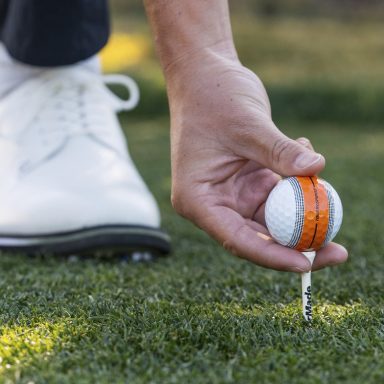 Farbiger Golfball wird aufgeteet zum Abschlag | Bild: TaylorMade Europe
