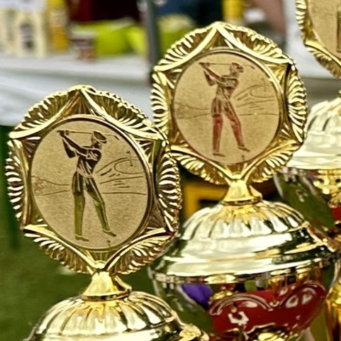 Golfpokale bereit für die Siegerehrung