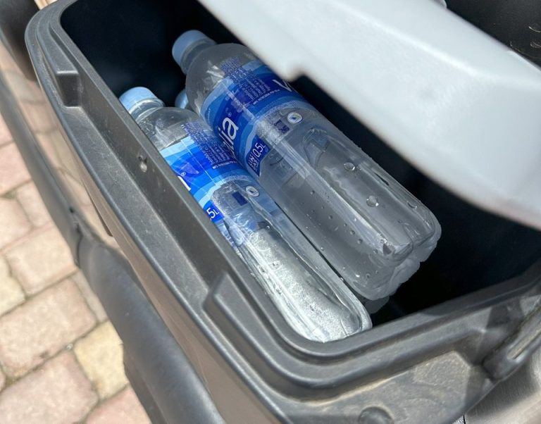 Kühlbox mit Wasserflaschen an einem Golfcart