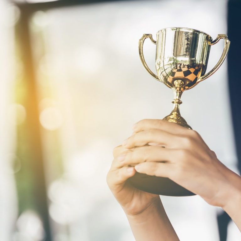 Stolzer Siegerpokal | Bild: iStock.com/flukyfluky