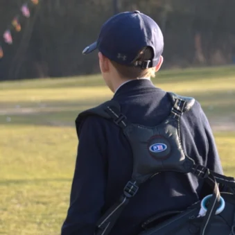 Golfkid bei einer Proberunde auf unbekanntem Golfplatz