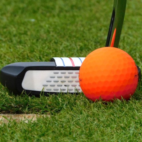 Putten auf dem Übungsgrün des Golfplatzes