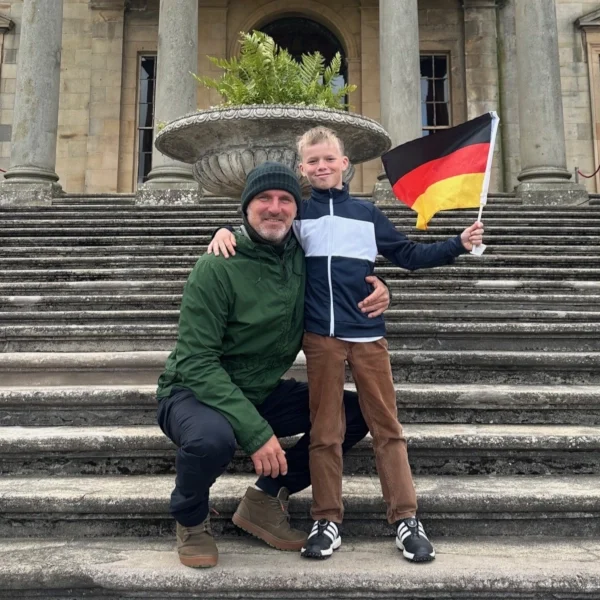 Elias D. mit seinem Vater bei der Eröffnungsveranstaltung zur U.S. Kids Golf EM in Schottland | Bild: Privat