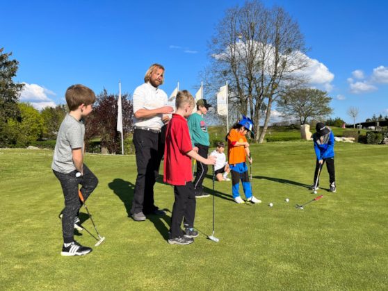 Golfputting mit Trainer | Bild: Privat