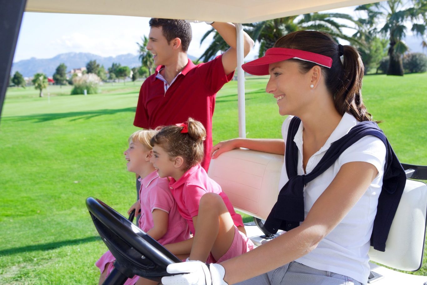 Familie mit Golfkids auf dem Golfplatz im Cart | Bild: IStock.com/LUNAMARINA