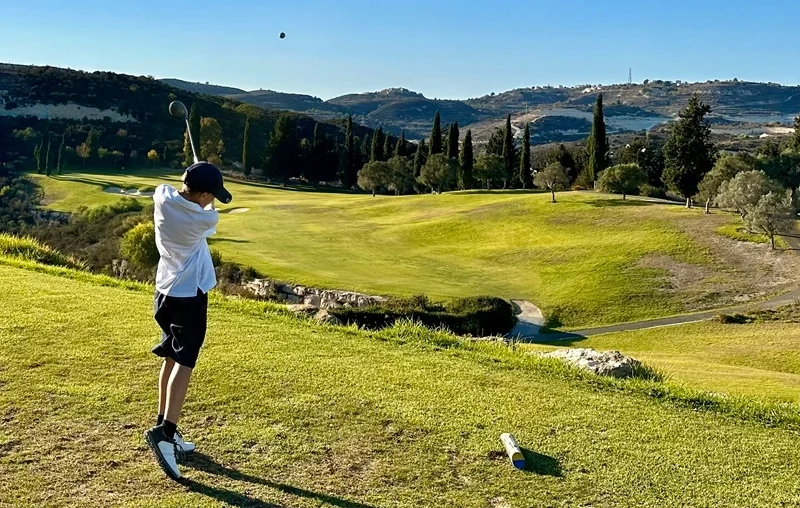 GOLFKIDS.FUN Themenwelt Golf für Kinder und Jugendgolf | Junges Golftalent beim Abschlag im Minthis Hill Golf Club