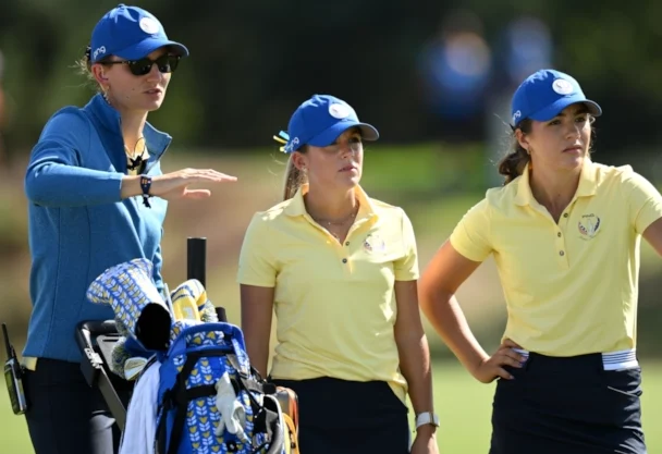 Lena Geier (Mitte) mit Anne van Dam (NL), der Kapitänin des Junior Teams Europe | Bild: LET
