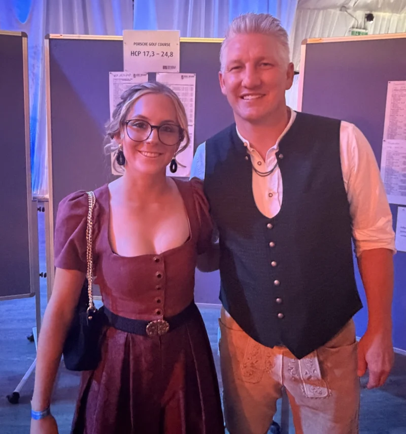 Lena Geier mit Ex-Fußball-Weltmeister Bastian Schweinsteiger beim Schweinsteiger Cup 2026 in Bad Griesbach | Bild: Privat