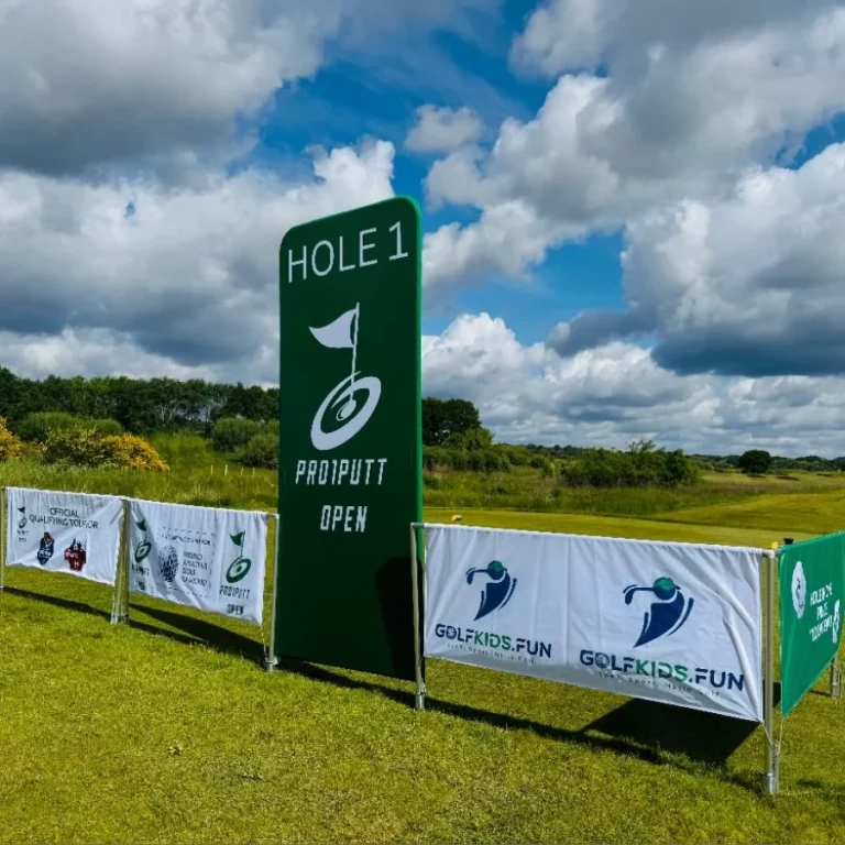 GOLFKIDS.FUN ganz prominent sichtbar am ersten Abschlag der 1. PRO1PUTT OPEN