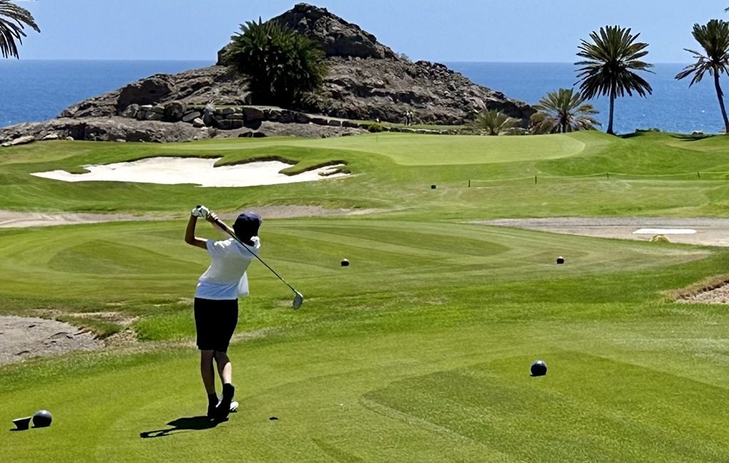 GOLFKIDS.FUN Themenwelt Golf für Kinder und Jugendgolf | Junges Golftalent beim Abschlag in Anfi Tauro Golf auf Gran Canaria