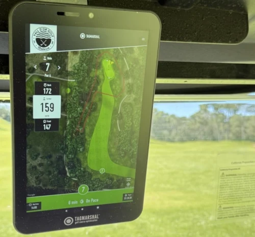 Monitor und GPS in einem Golfcart geben hilfreiche Informationen Monitor und GPS in einem Golfcart geben hilfreiche Informationen